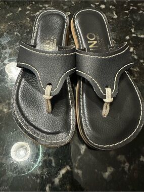 Kino Black Leather with White Rope Thong Size 7 Key West Gently Worn Older Style